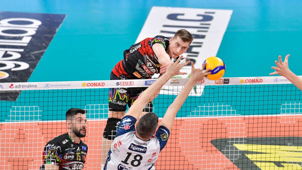 Materiały prasowe / legavolley.it / Na zdjęciu: Kamil Semeniuk w ataku