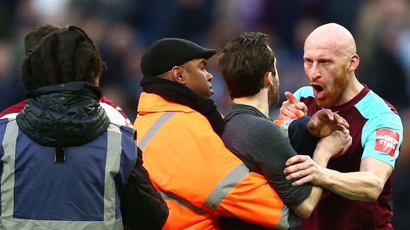James Collins (West Ham) pomaga w zatrzymaniu jednego z kibiców, którzy wbiegli na murawę w meczu z Burnley