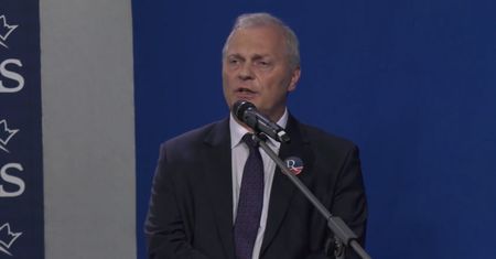 Lech Kołakowski zapytany o zarobki. Tak odpowiadał dziennikarzom