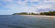 Wakacje 2020. Międzyzdroje. Na plaży powstają sektory dla turystów