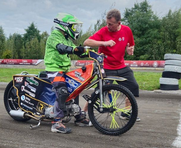 Andrzej Puczyński wraz z jednym ze swoich podopiecznych (fot. UksSpeedwayRedziny)