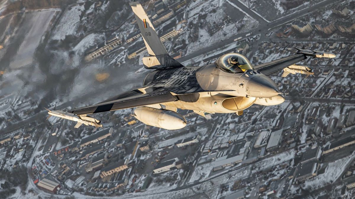 Misja wojsk NATO nad Ba?tykiem
In this photo provided by Lithuanian Ministry of National Defense, Belgium Air Force F-16 fighter jet participating in NATO's Baltic Air Policing Mission operate in Lithuanian airspace, Tuesday, Jan. 25, 2022. The NATO defence alliance on Monday said it was dispatching additional fighter jets and ships to Eastern Europe amid tensions with Russia. (Lithuanian Ministry of National Defense via AP)
Lithuanian Ministry of National Defense