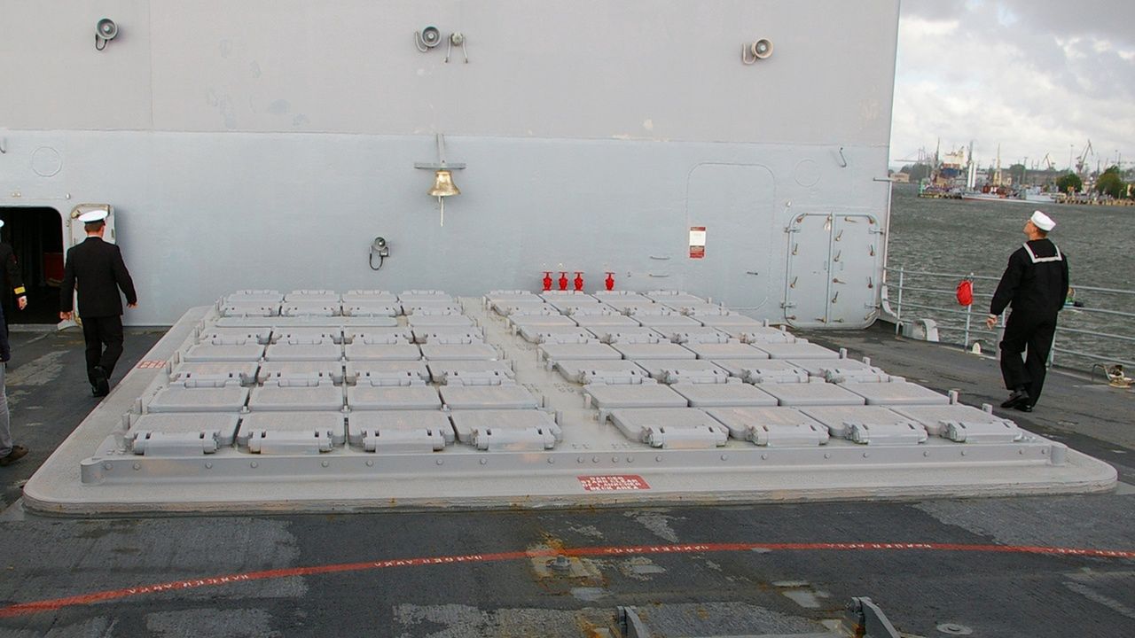 Pokrywy wyrzutni Mk 41 VLS na krążowniku typu Ticonderoga