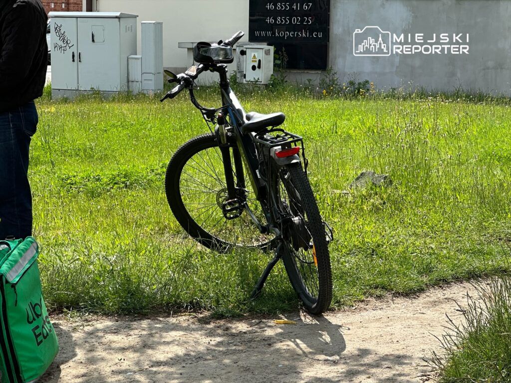 Warszawa: Piesza potrącona na chodniku przez dostawcę poruszającego się na elektrycznym rowerze.
