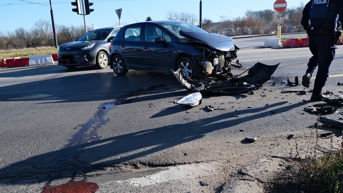 Zderzenie peugeota z mercedesem na skrzyżowaniu al. Unii Lubelskiej z ul. Zamojską