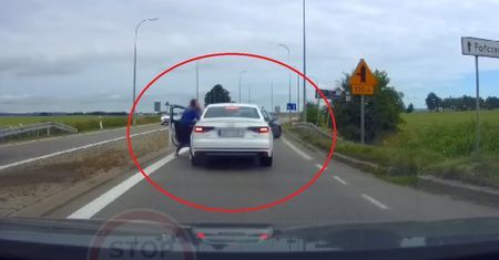 Kobieta wysiadła i pobiła mężczyznę. Szokujące sceny na drodze