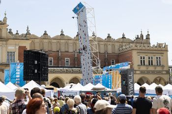 Tłumy ludzi na wspinaczce w Krakowie. Aleksandra Mirosław na podium