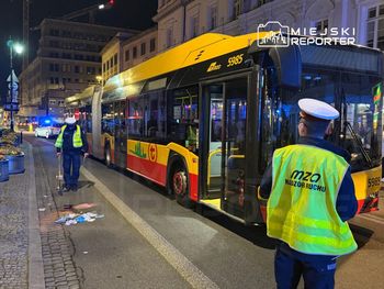 Warszawa: Poważne potrącenie przez autobus na Nowym Świecie. Piesza w stanie krytycznym