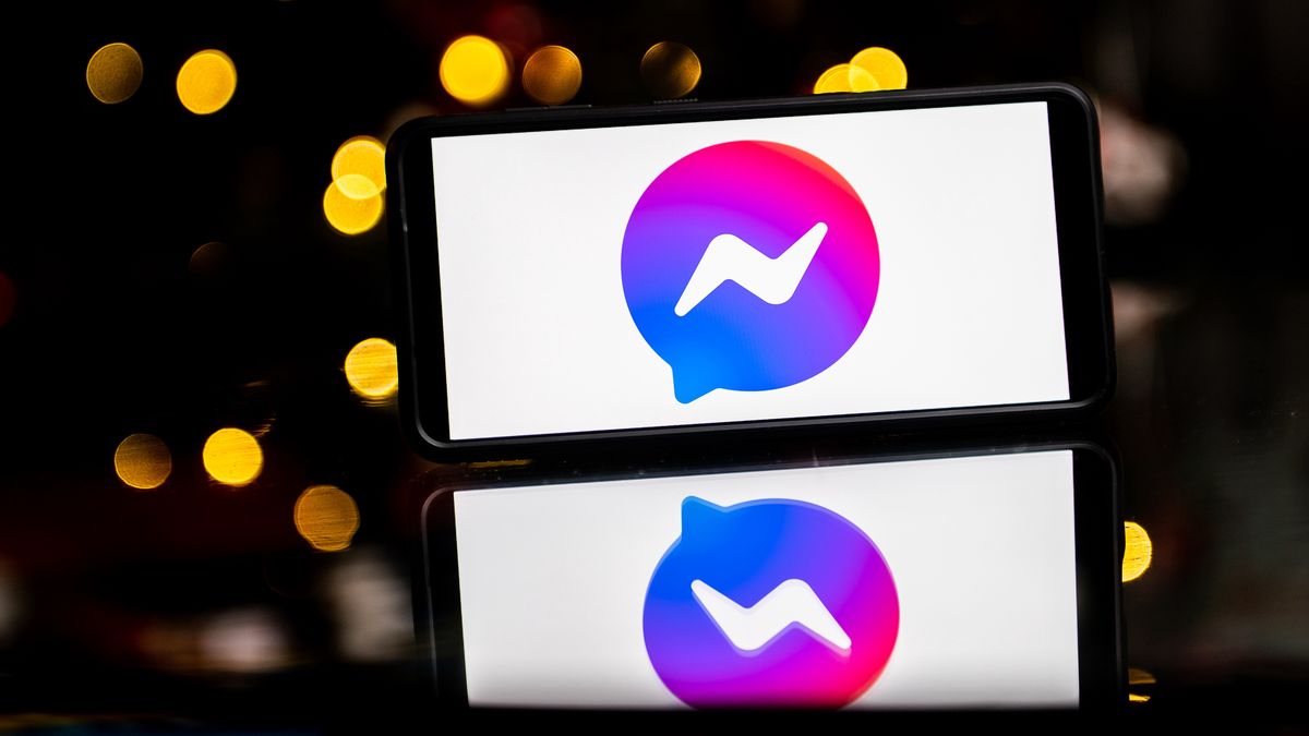 POLAND - 2023/01/06: In this photo illustration a Facebook Messenger logo seen displayed on a smartphone. (Photo Illustration by Mateusz Slodkowski/SOPA Images/LightRocket via Getty Images)