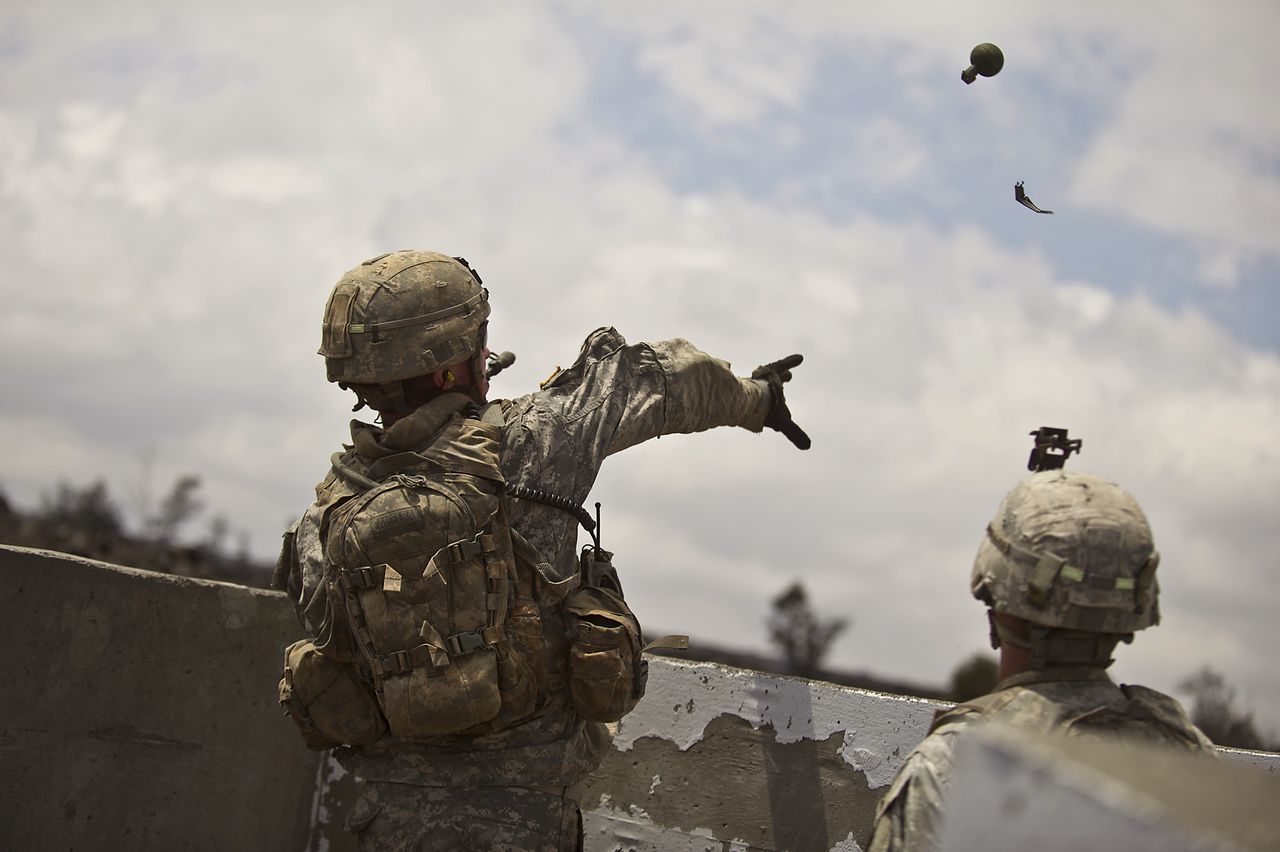 Ukraińscy żołnierze wykorzystują granaty. Te pochodzą z Francji oraz USA - Amerykańscy żołnierze trenują rzut granatem M67.