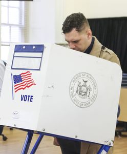 Snajperzy na dachach, urzędnicy w kamizelkach. Niespokojne wybory