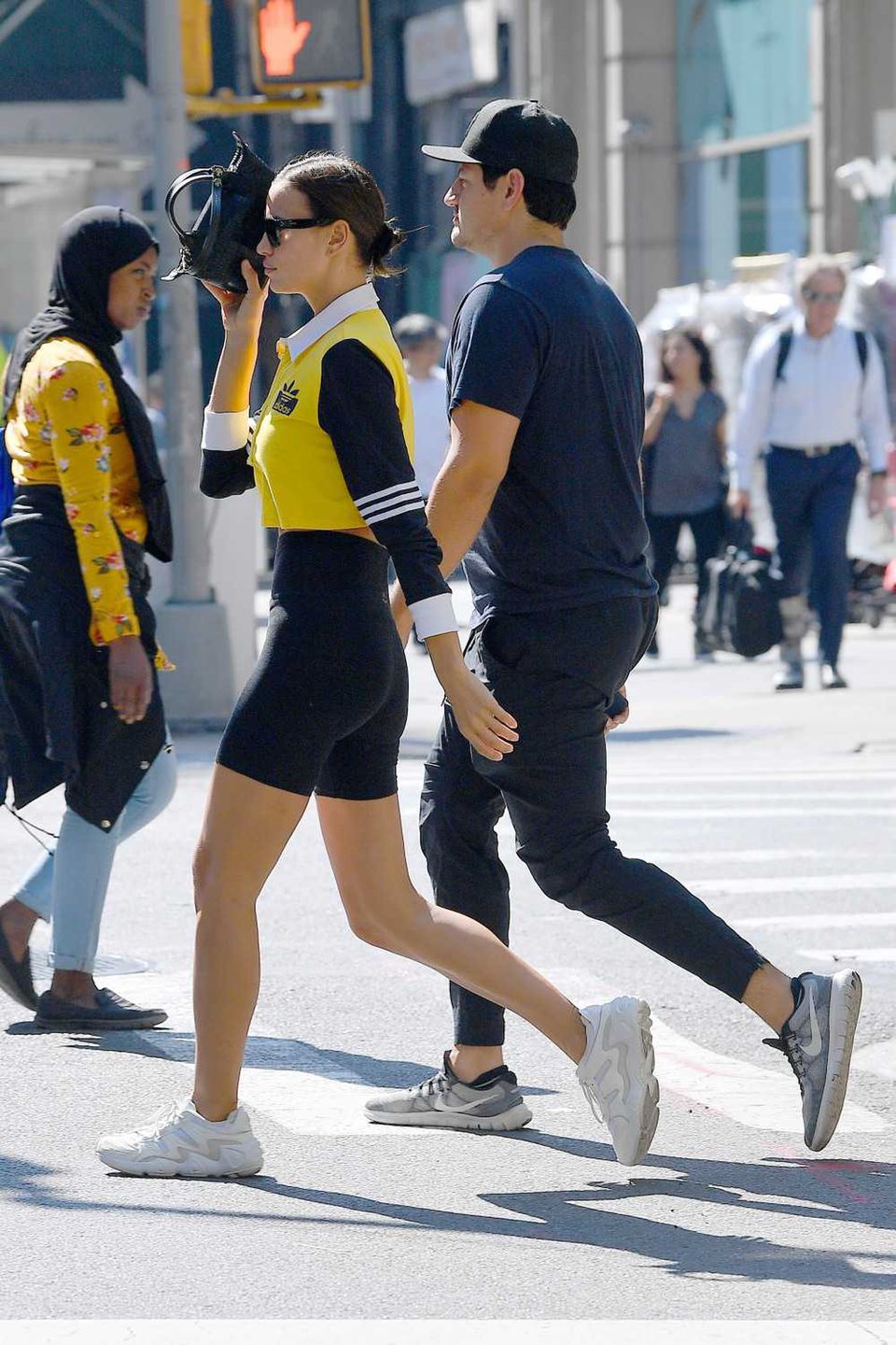 Irina Shayk w stroju rowerzysty z przyjacielem