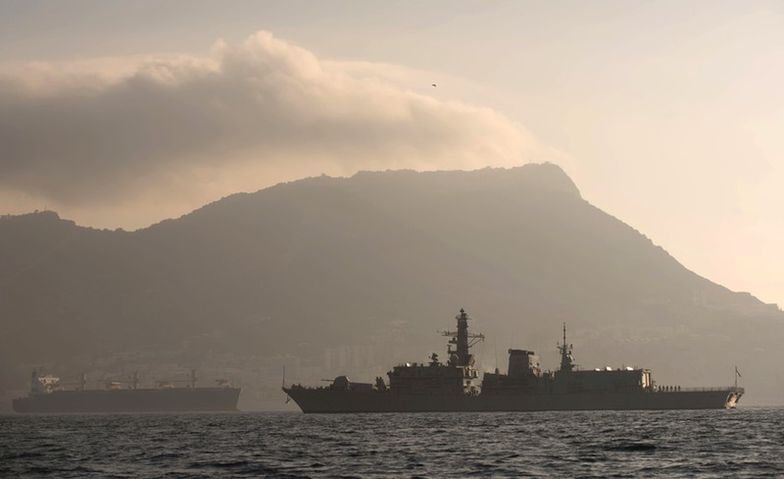 Okręt brytyjski HMS Westminster na tle Gibraltaru