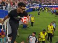 Chciał wbiec na boisko. Zobacz, co się stało