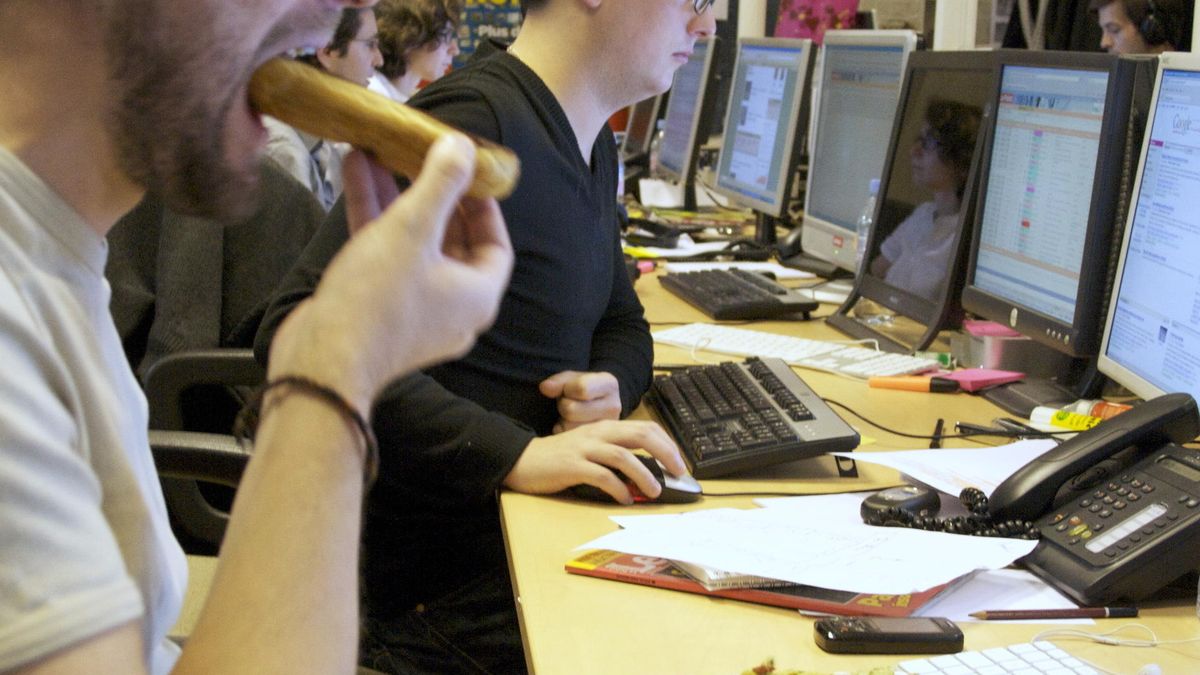 Jedzenie przy firmowym komputerze to bardzo częsty obrazek w biurach w Polsce.