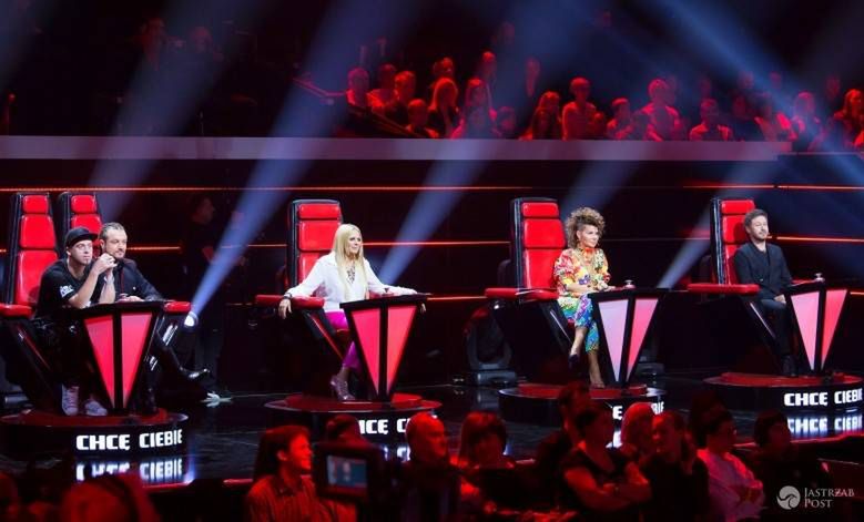 The Voice of Poland 6: Stylizacje gwiazd w trzecim odcinku na żywo. Maria Sadowska postawiła na odważny kolor spodni