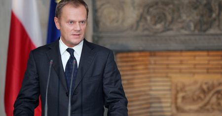"Donald Tusk patrzy na rzeczy" – prawie jak Kim Dzong Il