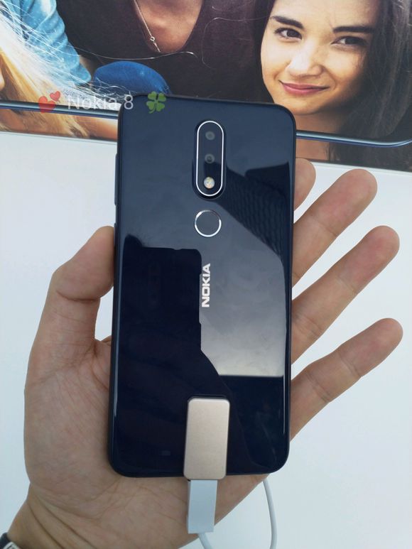 Nokia X6 na zdjęciach. Finowie również chcą mieć klona iPhone'a X 9