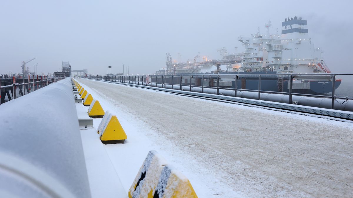 The Hoegh Esperanza LNG floating storage regasification unit (FSRU), part of the Wilhelmshaven LNG Terminal, operated by Uniper SE, in Wilhelmshaven, Germany, on Thursday, Dec. 17, 2022. Germany opened its first state-chartered liquefied natural gas vessel as Europe's largest economy races to replace Russian gas amid an energy crunch and freezing temperatures. Photographer: Liesa Johannssen/Bloomberg via Getty Images