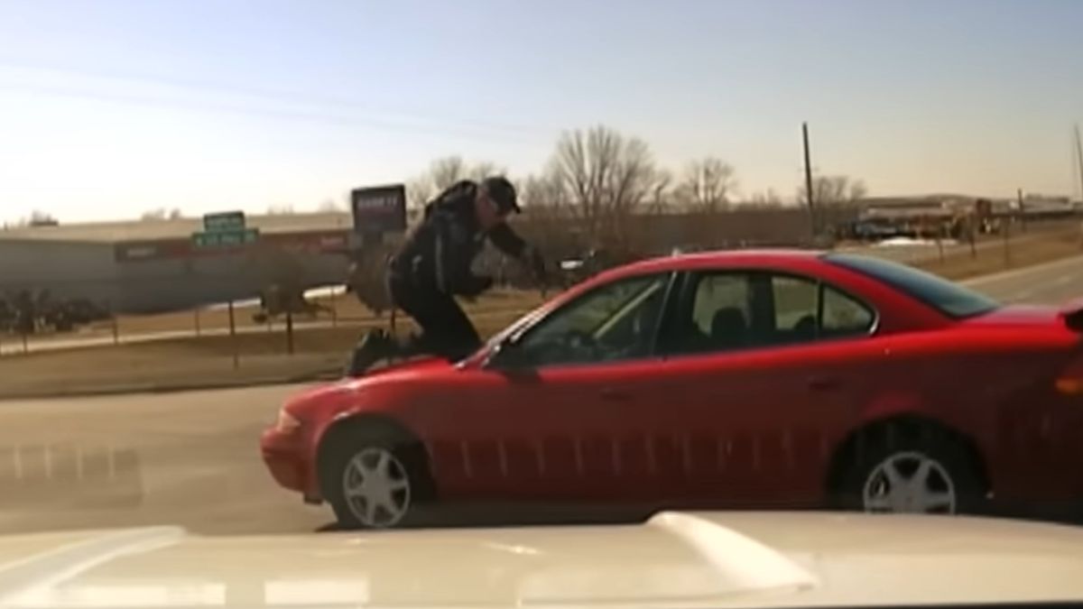 Policjant wskoczył na maskę krzycząc do kierowcy, żeby się zatrzymał