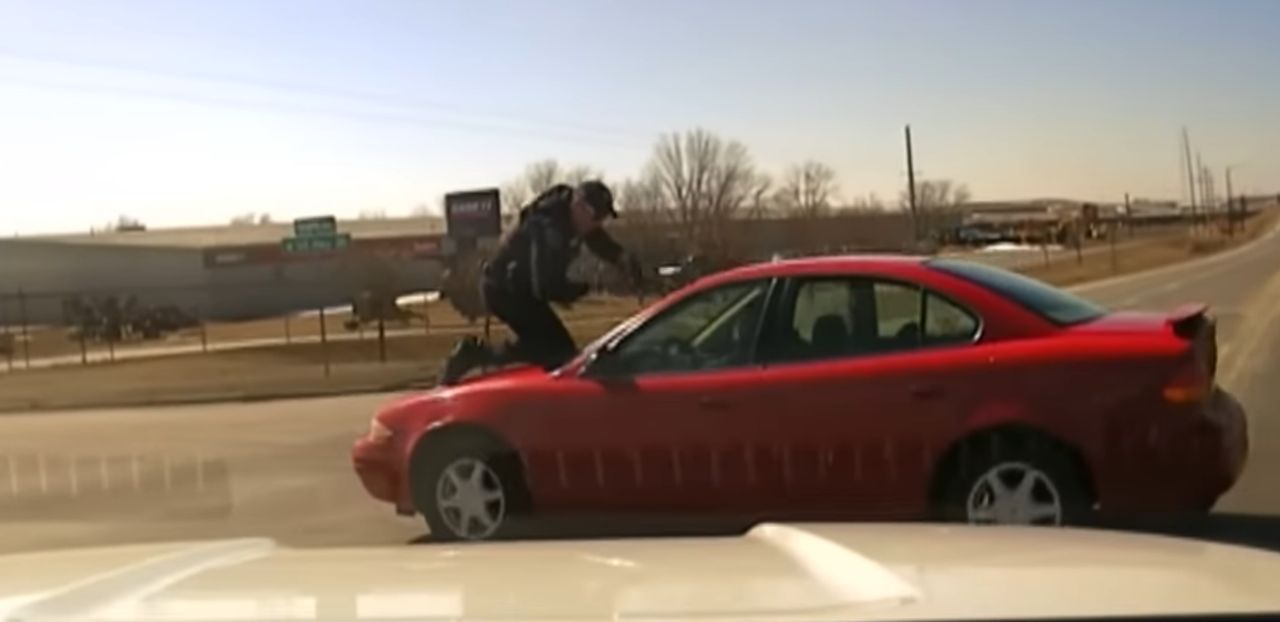 Policjant wskoczył na maskę krzycząc do kierowcy, żeby się zatrzymał