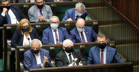 Najnowszy sondaż: Duży spadek Hołowni. KO ma szansę pokonać PiS?
