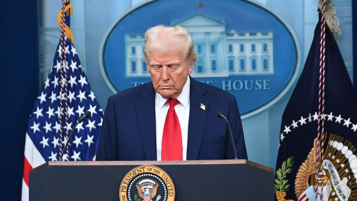 WASHINGTON, DC - JANUARY 30: U.S. President Donald Trump observes a moment of silence for victims before speaking about the mid-air crash between American Airlines and a military helicopter, at the White House on January 30, 2025 in Washington, DC. (Photo by Chen Mengtong/China News Service/VCG via Getty Images)