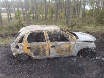 Białebłoto Kurza: Policjanci szukają właściciela spalonego samochodu