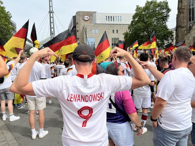 Kibic z Polski, Kamil, wyróżniał się na tle niemieckich fanów przed meczem 1/8 finały Niemcy - Dania w Dortmundzie