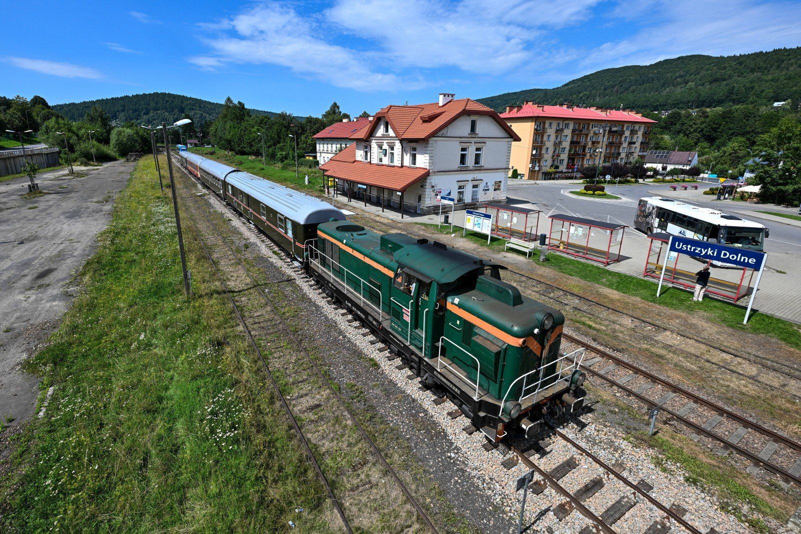 Kursujący z Jasła do Krościenka odrestaurowany &#34;Retro Express Bieszczady&#34; podczas postoju na stacji w Ustrzykach Dolnych, 10 bm.