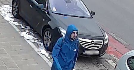 Oblał kwasem mężczyznę. Policja publikuje nowe nagranie