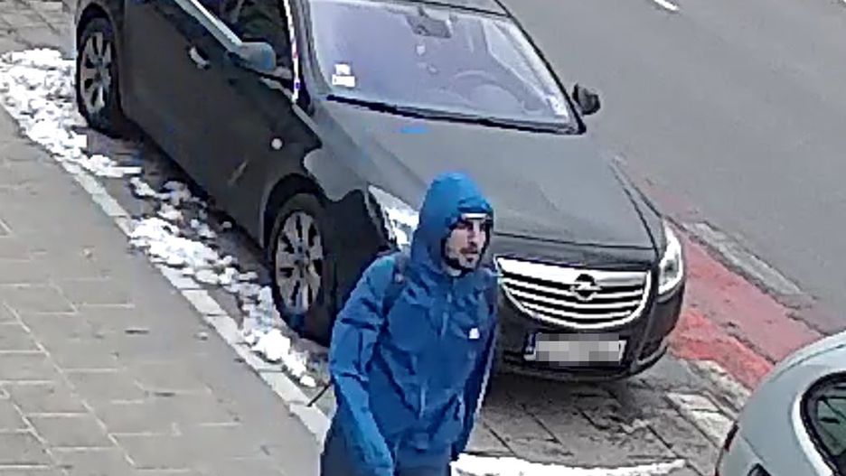 Policja z Kalisza publikuje nowe nagranie i zdjęcia mężczyzny, który mógł oblać kwasem 49-latka
