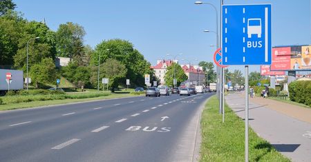 Motocykliści mogą jeździć po buspasach, ale nie wszystkich. Wyjątek stanowi arteria o największym w mieście ruchu