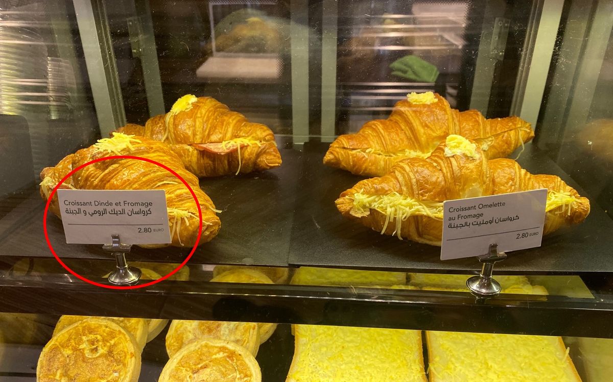 Croissant z szynką i serem w pzeliczeniu na złotówki kosztuje ok. 12 zł 