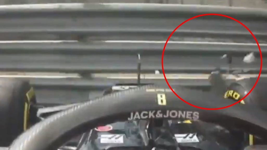 Moment uderzenia Romaina Grosjeana (Haas) w barierkę na torze Silverstone podczas pierwszego treningu przed GP Wielkiej Brytanii