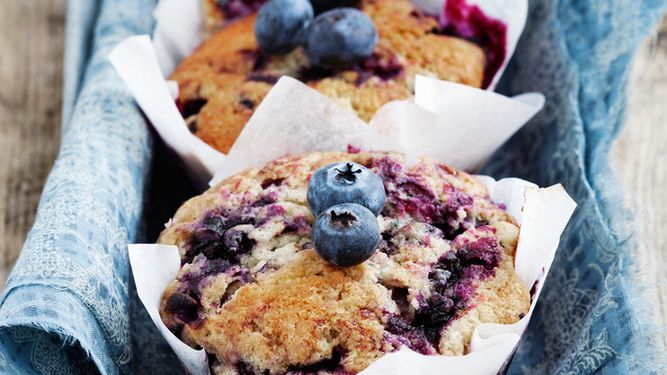 Muffinki jagodowe przygotowane z mlekiem o niskiej zawartości tłuszczu (2%)