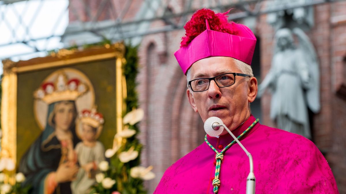 - Postulujemy wolną od pracy niedzielę, bo "niedziela jest Boża i nasza" - powiedział abp Wiktor Skworc