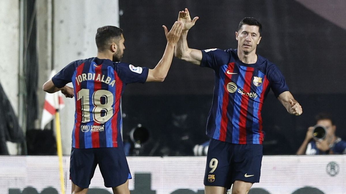 Jordi Alba (z lewej) i Robert Lewandowski