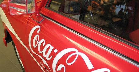 Największy piwny koncern świata sprzedaje część biznesów. Rozlewnie Coca-Coli poszły pod młotek