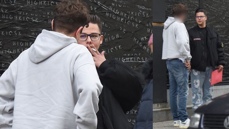 Allan Krupa pali papierosa przed butikiem