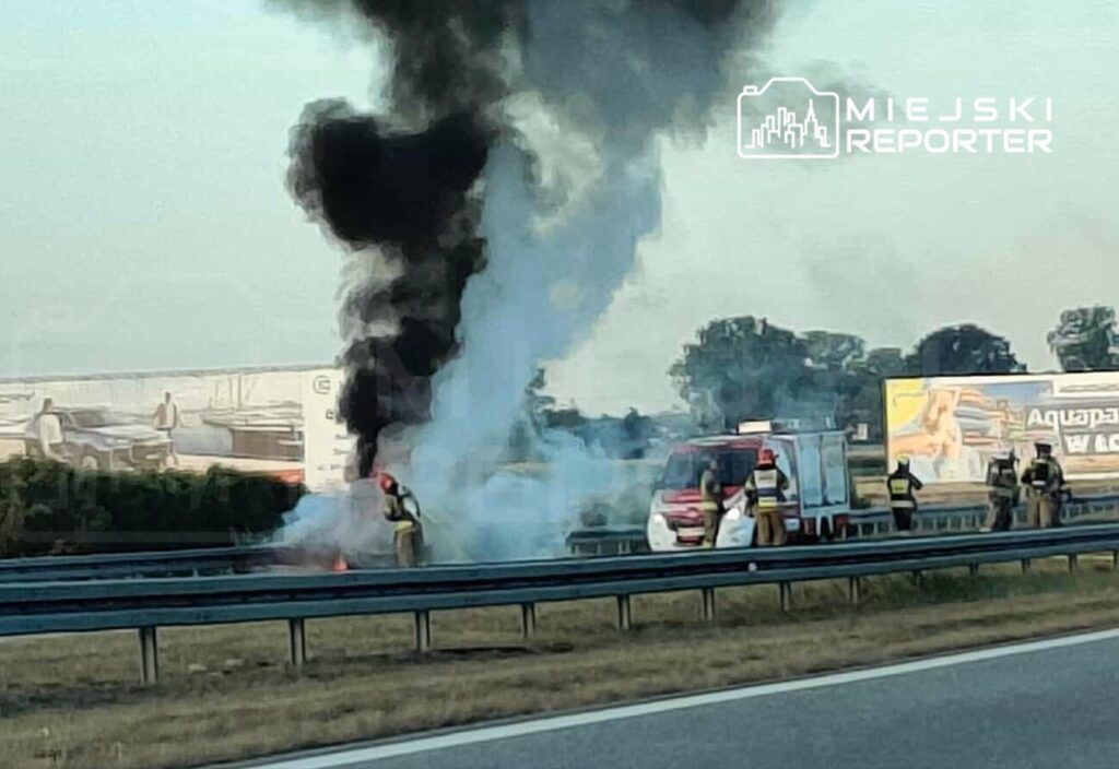 Łódzkie: Pożar samochodu na autostradzie A2. Auto spłonęło doszczętnie