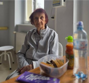 Relacjonuje pobyt w szpitalu. Takie posiłki serwują emerytce