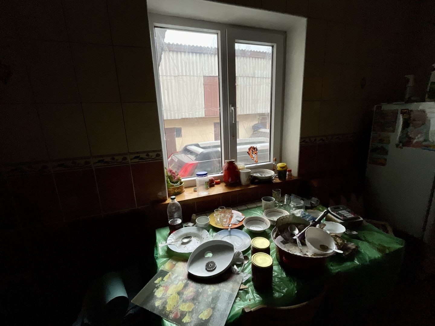 Zniszczenia w domu pani Olgi po rosyjskiej okupacji.