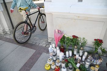 Groźny incydent pod śląską uczelnią. Pijany mężczyzna z nożami wszczął awanturę