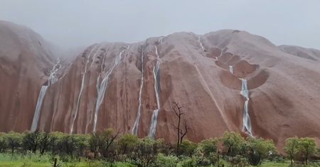 Ulewa utworzyła wodospady na górze Uluru. Niezwykłe nagranie z Australii