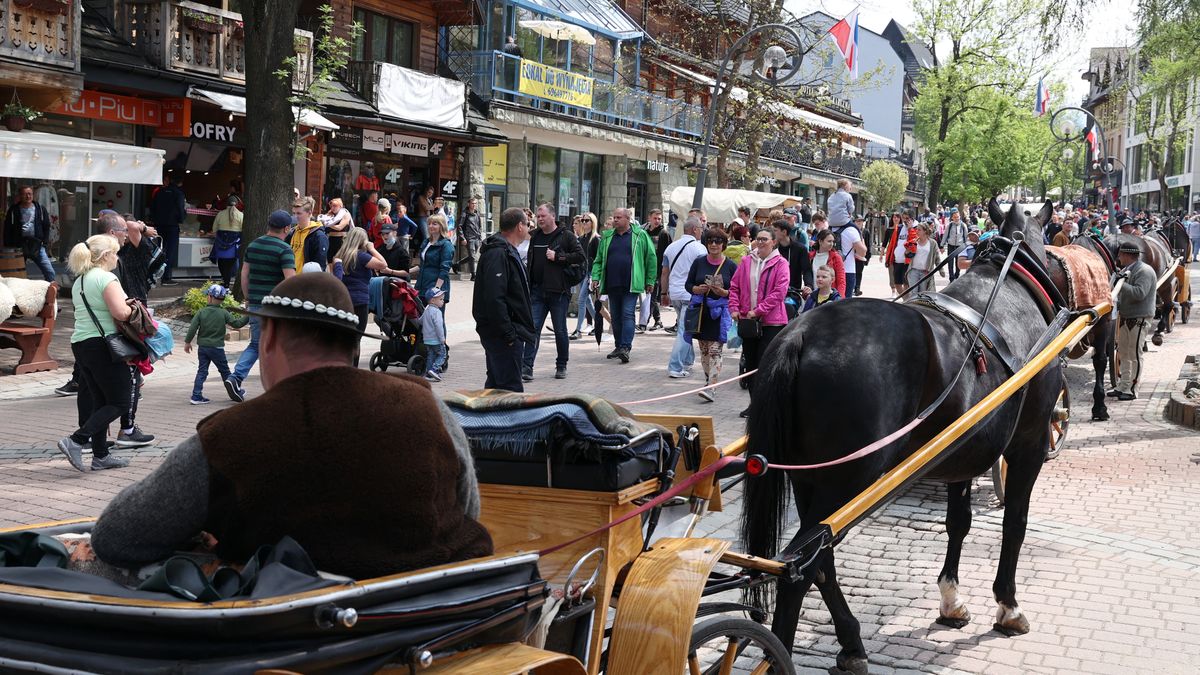 Tłumy turystów na Krupówkach