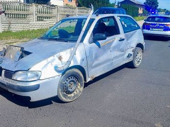 Łask: Policjanci przecierali oczy ze zdumienia. Auto wyglądało jak po wojnie, a on wyjechał nim na drogę