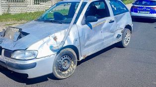 Łask: Policjanci przecierali oczy ze zdumienia. Auto wyglądało jak po wojnie, a on wyjechał nim na drogę
