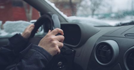 Serwisowanie samochodu zimą: Czego nie można zaniedbać?