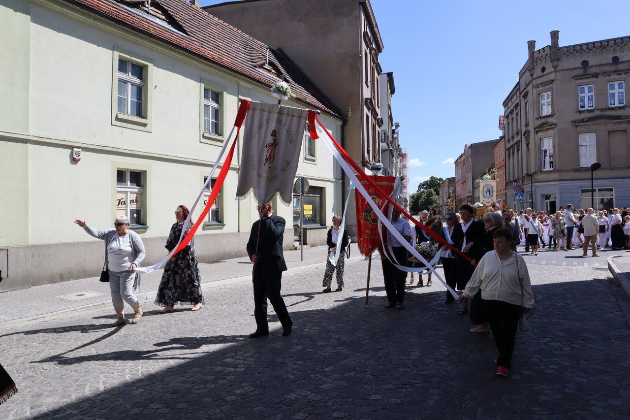 Tłumy wiernych przeszły ulicami Leszna w procesji Bożego Ciała